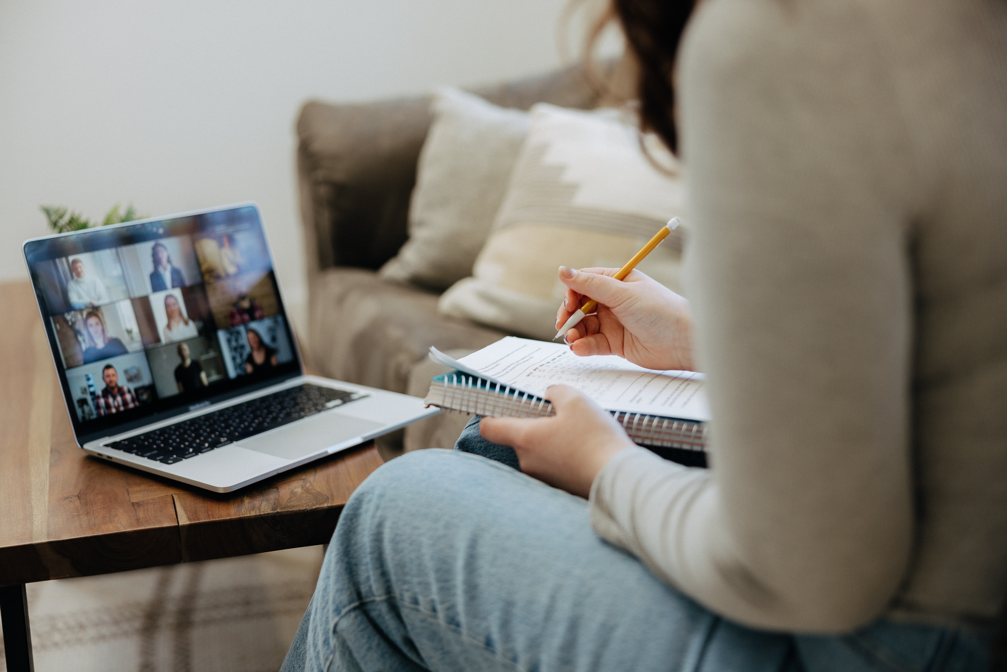 Close-up of a virtual MBA online lecture, highlighting flexible MBA requirements.